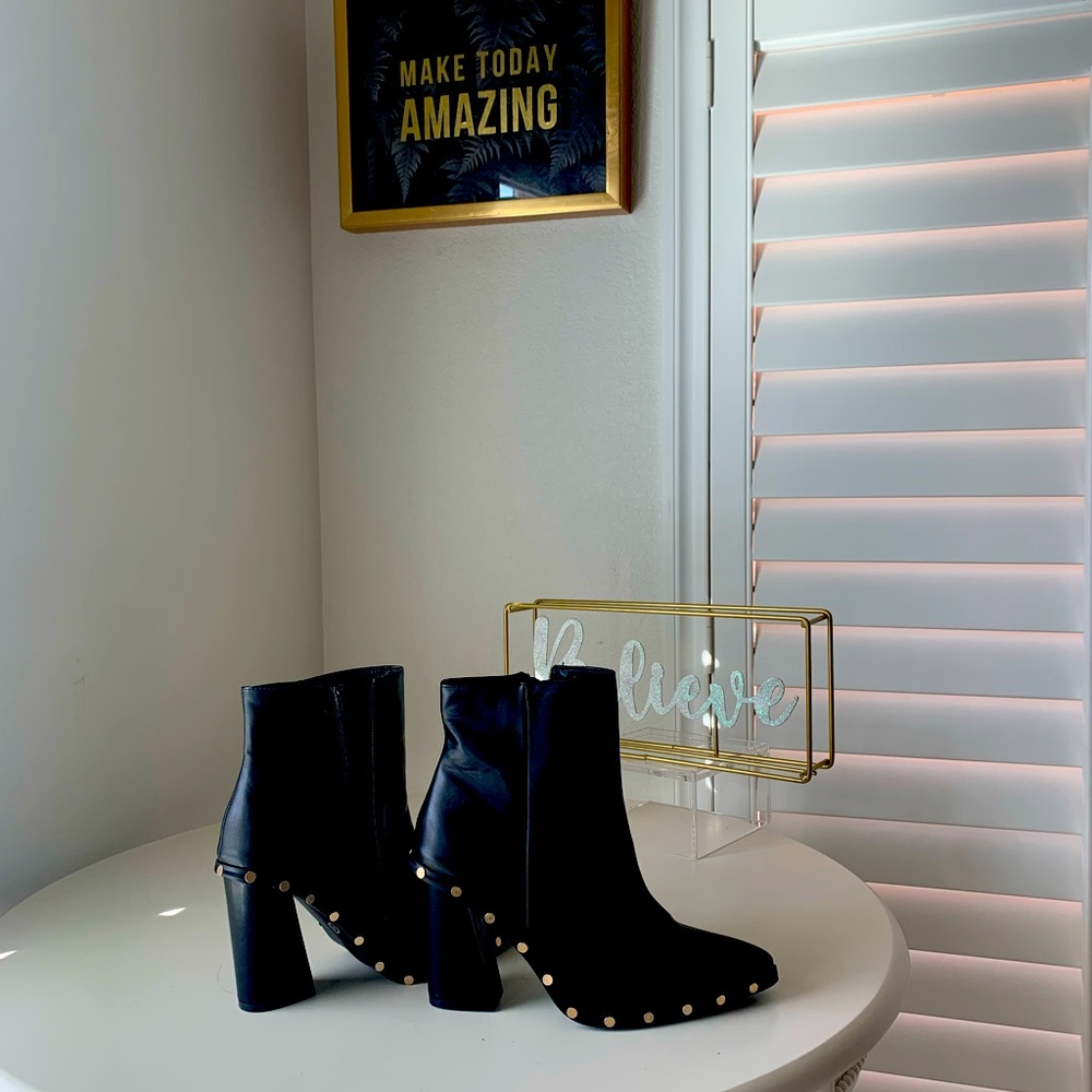 NEW  stylish   4 inches black half boots